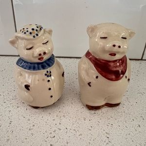 Shawnee Smiley pig salt and pepper shakers
